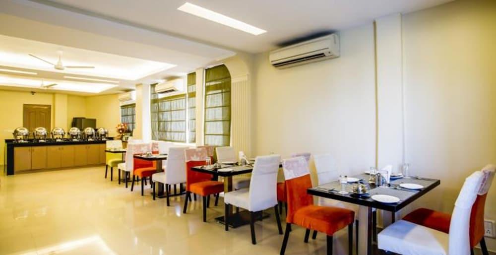Clarks Inn Nehru Place New Delhi Exteriör bild